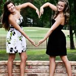 best friends pose Prom picture poses, Mother daughter poses,